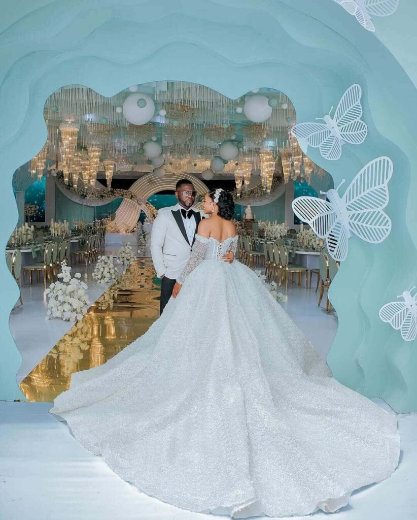 Shafique and Jeana’s luxury white wedding. Their breathtaking reception decoration was by iCandy. Image Source: Instagram/@dynamicweddingphotography