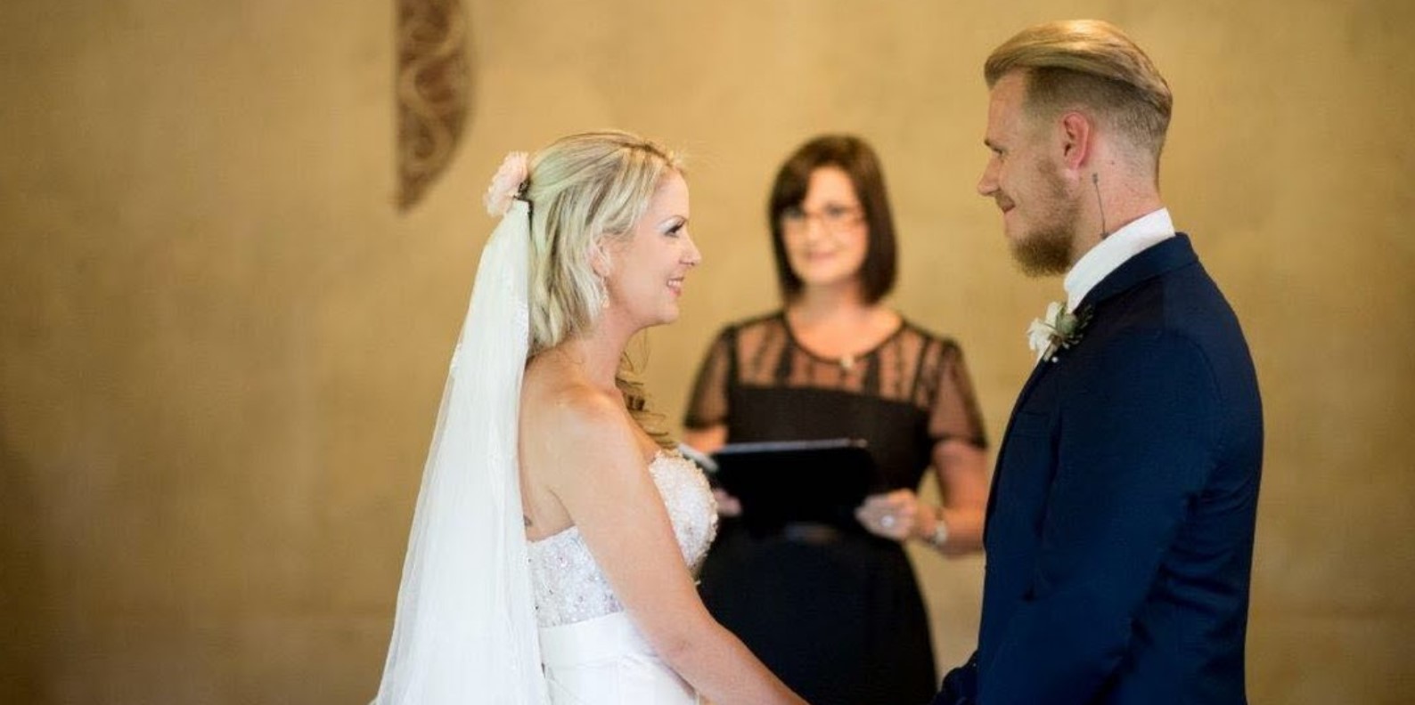 A female marriage officer officiating a marriage ceremony in South Africa. Image by… Fiona Bowden of Nifty Nuptials Marriage Officer